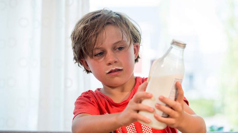 Mijn Melk - jongen drinkt melk - melksnor.jpg